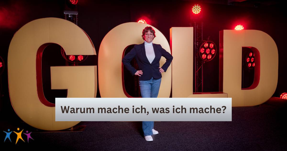 Gönna Hartmann auf einer Bühne vor dem Schriftzug GOLD